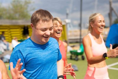 Menschen mit und ohne Behinderung machen gemeinsam Fitnessport.