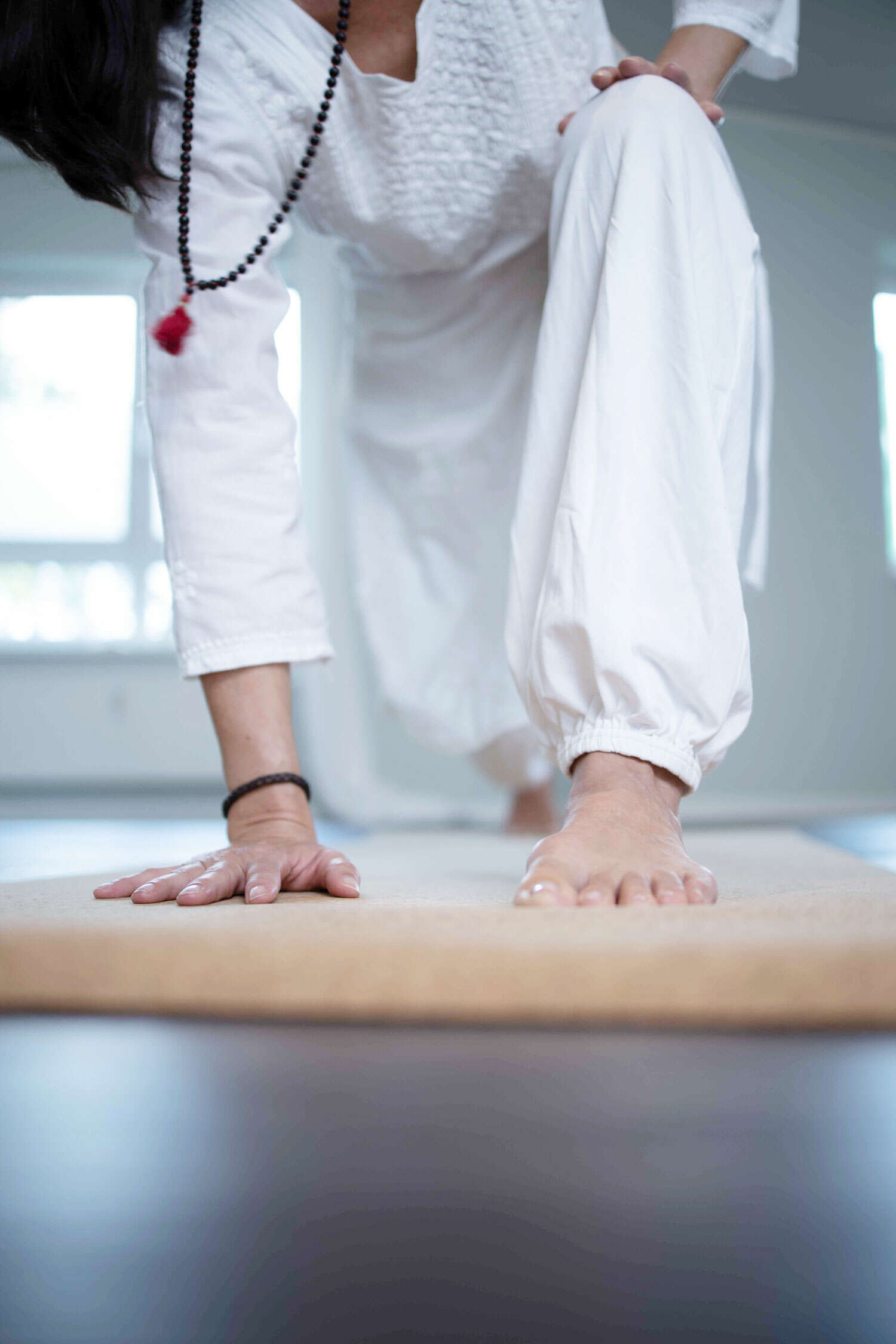 Ausschnitt einer Yogaübung auf einer Matte